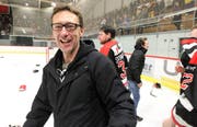 EHC-Frauenfeld-Headcoach Emanuel Marbach freut sich über den Grosserfolg gegen den EHC Dübendorf. (Bild: MARIO GACCIOLI)