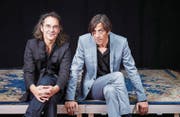 Am Originalschauplatz: Pedro Lenz und Christian Brantschen in der Oltner Galicia-Bar. (Bild: Annette Boutellier/PD)