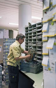Wie viel darf die Post für den Versand einer Zeitung verlangen? Der Verband Schweizer Presse misstraut den Berechnungen der Post. Es läuft ein Rechtsverfahren. (Bild: Christian Beutler/Keystone (Rapperswil, 4. April 2017))
