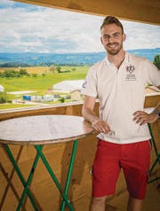 OK-Präsident Patrick Reusser steht in der Hügel-Bar, die den Blick auf das gesamte Festgelände ermöglicht. (Bild: Reto Martin)