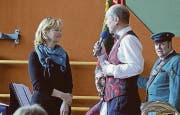 Chorpräsidentin Barbara Santschi nahm Gratulationen der Musikgesellschaft Sennwald von deren Präsident Hannes Aebi entgegen. (Bild: Corinne Hanselmann)