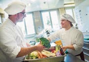 Severin Brunner und Norman Häni bereiten in der Ekkharthof-Küche Gemüse für das Mittagessen vor. (Bild: Andrea Stalder)