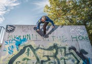 «Wallride» heisst der Trick, bei dem die Skater eine nahezu senkrechte Wand rauf und runter fahren. (Bild: Urs Bucher)