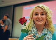 Eine Rose für die Siegerin. Jasmin Wunderlich aus Horn überzeugte die Jury mit einem Monolog einer Frau. (Bild: Nana do Carmo)