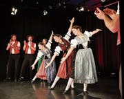 Jeder Song ist perfekt inszeniert und die «Hitzigen» sind nicht nur Sänger, sondern auch Tänzer. (Bild: Mirjam Bächtold)