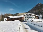 Hans Stifflers Hof und Wohnhaus «Zur Stilli». Im Hintergrund das Hotel Intercontinental, wo Donald Trump logiert. (Bild: Dominic Wirth (Davos, 25. Januar 2018))