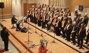 Gemeinsam und aus voller Kehle: Dirk Raufeisen (links) dirigiert und Martin Duijts begleitet die beiden Chöre auf dem E-Piano. (Bild: Markus Bösch)