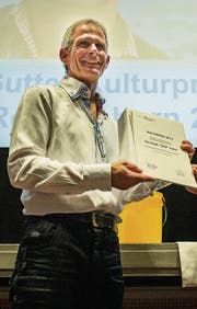 Christoph Sutter hält die Urkunde in der Hand und nimmt den Applaus entgegen. (Bild: Reto Martin)