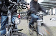 Schüler der Schulanlage Reutenen machen sich mit ihren Velos auf den Nachhauseweg. (Bild: Nicolas Senn)