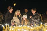 Bevor Familie Nedic die Kirche zum serbisch-orthodoxen Gottesdienst betritt, zünden sie Kerzen an. Mit der Geste ehren sie die Lebenden und die Toten. (Bild: Ralph Ribi)