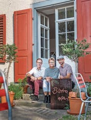 In der Gartenwirtschaft des Bistros: Lukas Leutenegger, Präsident des Trägervereins und der katholischen Kirchgemeinde, Bistroleiterin Maria Schumacher und Architekt Gabriel Müller. (Bild: Thi My Lien Nguyen)
