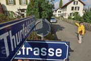 Urs Koller möchte, dass die Siedlung an der Thurfeldstrasse erhalten bleibt. Argumente für einen Abriss überzeugen ihn nicht. (Bild: Mario Testa)