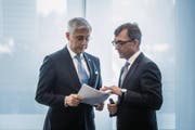 Thomas Gutzwiller (links), Präsident der St.Galler Kantonalbank, und Roland Ledergerber, Präsident der Geschäftsleitung, im Gespräch am Rand der Medienorientierung zu den jüngsten Geschäftszahlen. (Bild: Michel Canonica)