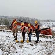 Beim Spatenstich: VR-Präsident Martin Huber, die VR-Mitglieder Marcel Stofer und Armin Strom sowie Projektleiter Toni Nauer.