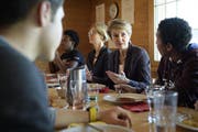 Bundesrätin Simonetta Sommaruga heute Donnerstag beim Mittagessen in Trogen. (Bild: GIAN EHRENZELLER (KEYSTONE))
