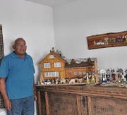 Heinz Ackermann präsentiert an der Ausstellung seine traditionellen Schnitzereien. Silvesterkläuse sind sein Spezialgebiet. (Bild: Lisa Wickart)