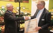 Münchwilens Gemeindepräsident Guido Grütter (l.) erhält von Martin Romer, Leiter Fachmarkt und Gastronomie Migros Ostschweiz, einen Scheck über 5000 Franken. (Bild: Christof Lampart)
