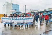Etwa 150 Menschen demonstrierten bei strömendem Regen für den Erhalt der Zollstelle Romanshorn. (Bild: Andrea Stalder)