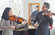 Lea Heinzer (Bratsche) und ihr Mann Gabriel Estarellas Pascual (Geige) üben einen gemeinsamen Part. (Bild: Reto Martin)
