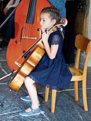 Diese junge Teilnehmerin der Sommerakademie aus dem bernischen Schwarzenburg ist bereit für ihren Auftritt. (Bild: Heidy Beyeler)