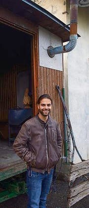 Jugendarbeiter Jonathan Trüeb vor dem Holzerwagen. (Bild: Severin Schwendener)