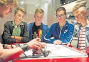 In der Halle 3.0 beim Schwerpunkt «IT rockt!»: Jugendliche besuchen den Stand des Lehrmeisterverbandes der Informatiker. (Bild: Coralie Wenger)
