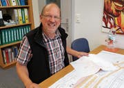 Ueli Anderfuhren plant in seinem Büro Lösungen für die Dorfgestaltung. (Bild: PD)