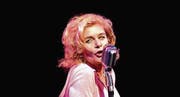Hanna Scheuring spielt eine Frau, die sich bis zur Selbstaufgabe mit Marilyn Monroe identifiziert. (Bild: Werner Völker)