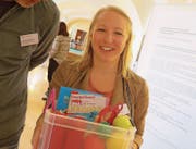 Impulse für die innere Auszeit nehmen: Pflegeexpertin Selina Siegl präsentiert den sogenannten Skills- Koffer. (Bild: Reinhold Meier)