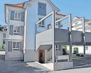 Moderne trifft auf Tradition: Die Terrasse auf der Rückseite des Hauses.
