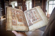 Im irischen Evangeliar besitzt St. Gallen eine der schönsten irischen Handschriften des Frühmittelalters. (Bild: Ralph Ribi)