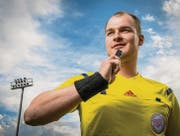 Simon Schmid auf dem Fussballplatz in Frauenfeld. Schiedsrichtersein sei ein geniales Hobby, meint er, würde sich aber mehr Respekt wünschen. (Bild: Reto Martin)