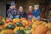 Alles so schön bunt hier: Andrea und Markus Baumberger mit Töchterchen Elina (links) und Sohn Fabian. (Bild: Reto Martin)