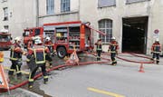Nach dem Brand musste die Scapa-Halle von den Einsatzkräften vom Rauch befreit werden. (Bild: Rudolf Hirtl)