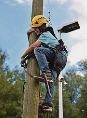 Eine junge Besucherin an der Kletterstange. (Bild: pd)