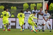 Der Ball Landet direkt im Tor: Danijel Milicevic (am Ball) erzielt im November gegen Lyon den 1:1-Ausgleich. (Bild: GUILLAUME HORCAJUELO (EPA))
