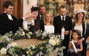 Bei der Taufe in der Schlosskirche St. Marien: Pfarrer Christof Ellsiepen, Eric Hagen Lennart, Gräfin Diana Bernadotte, Andreas Straehl, Gräfin Sandra Bernadotte, Marc Willm, Paulina Marie Grawe, Manuela Willm. (Bild: pd/Mainau GmbH)