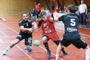Fabrice Walter vom SC Frauenfeld (rot) kämpft sich durch die Appenzeller Verteidigung. (Bild: Mario Gaccioli)