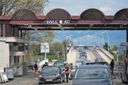 Der Grenzübergang zwischen Österreich und der Schweiz bleibt im Sommer für einige Wochen geschlossen: Die Brücke im Hintergrund wird saniert. (Bild: Benjamin Manser)
