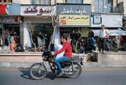 People walk in a street in Teheran, Iran, Saturday, February 27, 2016. The Swiss President Johann N. Schneider-Ammann attends a three-day-visit to Iran, accompanied by an economic and scientific delegation. (KEYSTONE/Peter Klaunzer) (Bild: PETER KLAUNZER (KEYSTONE))
