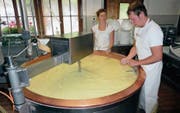Die Sennen Sabrina Kriha und Lars Müller bei der Alpkäseproduktion. (Bild: PD)