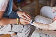 Eine Spitex-Mitarbeiterin betreut eine betagte Person. Künftig könnte auch Pflegepersonal der Spitäler zum Einsatz kommen. (Bild: Gaetan Bally/Keystone (10. Juli 2012))