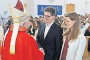 Händedruck von Bischof Markus für Dominic Locher mit Firmgotte. (Bild: Fritz Heinze)