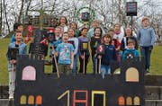 Die Schulkinder der vierten Klasse mit den Laternen für den Umzug. Links das Schiff, das für die Lichterschwemme verwendet wird. (Bild: Laura Willi)