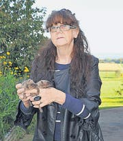 Igelstation Kreuzlingen: Roschi Schmitz mit zwei kleinen Igeln. (Bild: Daniela Ebinger)