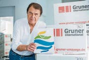 Wie soll er die Papiertragtasche der Stadt Kreuzlingen entsorgen, fragt sich Neuzuzüger Michael Roth. (Bild: Andrea Stalder)