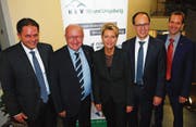 Beim HEV-Jubiläumsakt (v. l.): Patrick Dürr, Kantonsrat, GL-Mitglied HEV Kanton St. Gallen, Walter Locher, Präsident HEV Kanton St. Gallen, Karin Keller-Sutter, Ständerätin, Marc Mächler, Regierungsrat, und Marcel Mosimann, Präsident HEV Wil. (Bild: Roland Poschung)