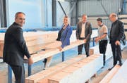 Gemeinsam am Werk in der Produktionshalle der Kifa AG: Ruedi Heim, Diana Gutjahr, Christian Neuweiler, Andy Bösch und Peter Maag. (Bild: Ralf Rüthemann)