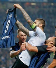 Die Teamkollegen lassen Inters dreifachen Torschützen Mauro Icardi nach dem 3:2-Erfolg gegen Milan hochleben. (Bild: Antonio Calanni/AP)