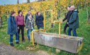 Valentin Halser und Hansruedi Wolfer (rechts) weihen das neue Kunstprojekt am Weinweg ein. Es heisst «Der edle Tropfen». (Bild: Reto Martin)